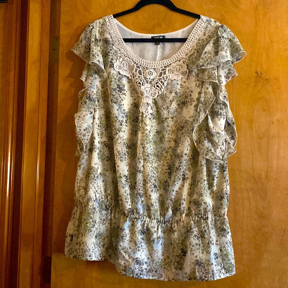 Beautiful, lightweight, top. Apt 9 Size XL. Like new, great condition!